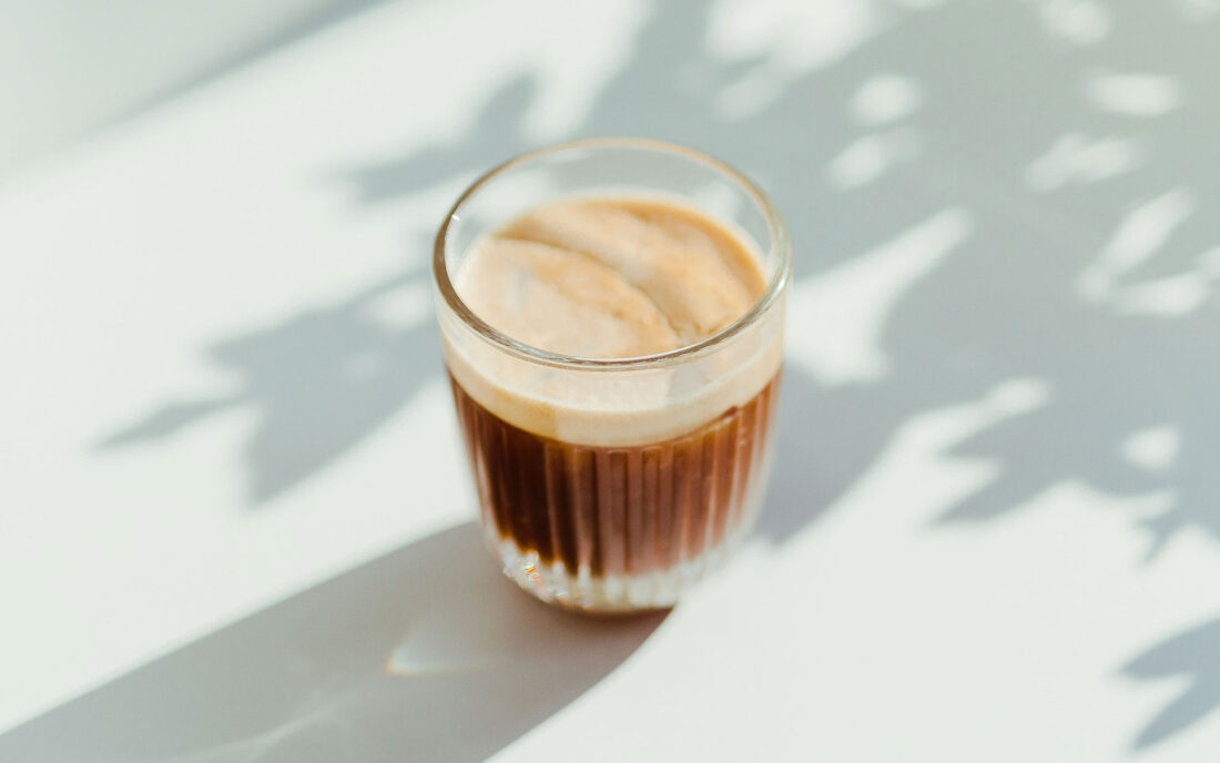 Kaffeetasse steht auf Tisch
