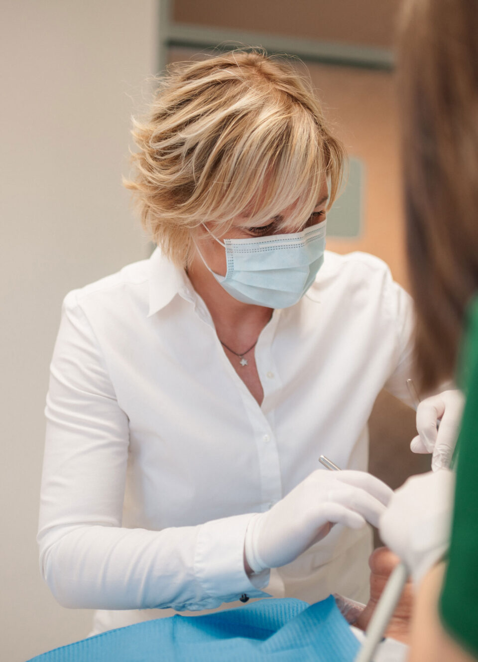 Zahnärztin bei Bio Zahnersatz Behandlung
