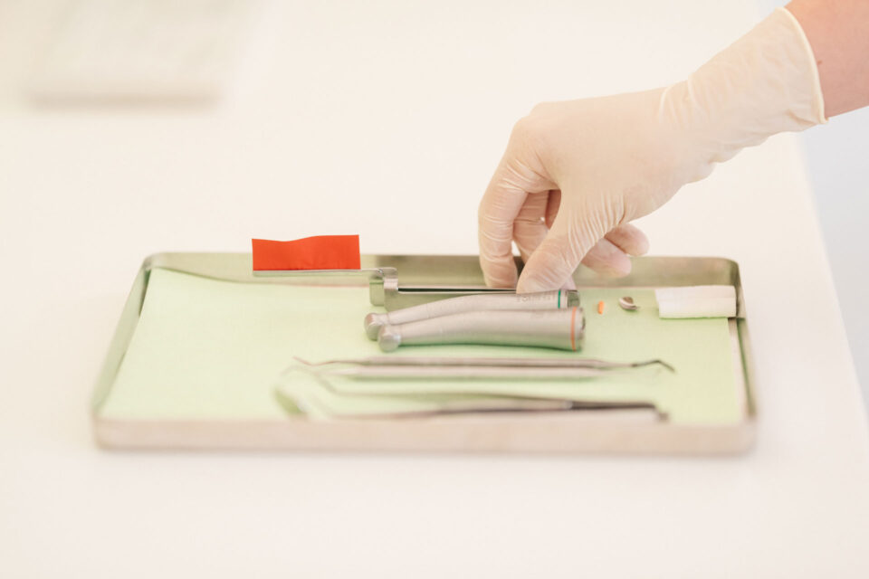 Ablagetablet mit Dentalinstrumenten beim Zahnarzt Aachen