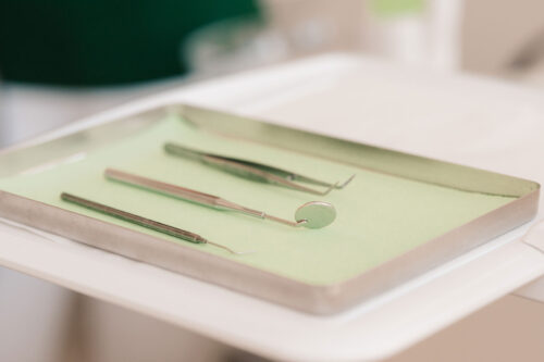 Dentalbesteck auf Tisch in Zahnarztpraxis