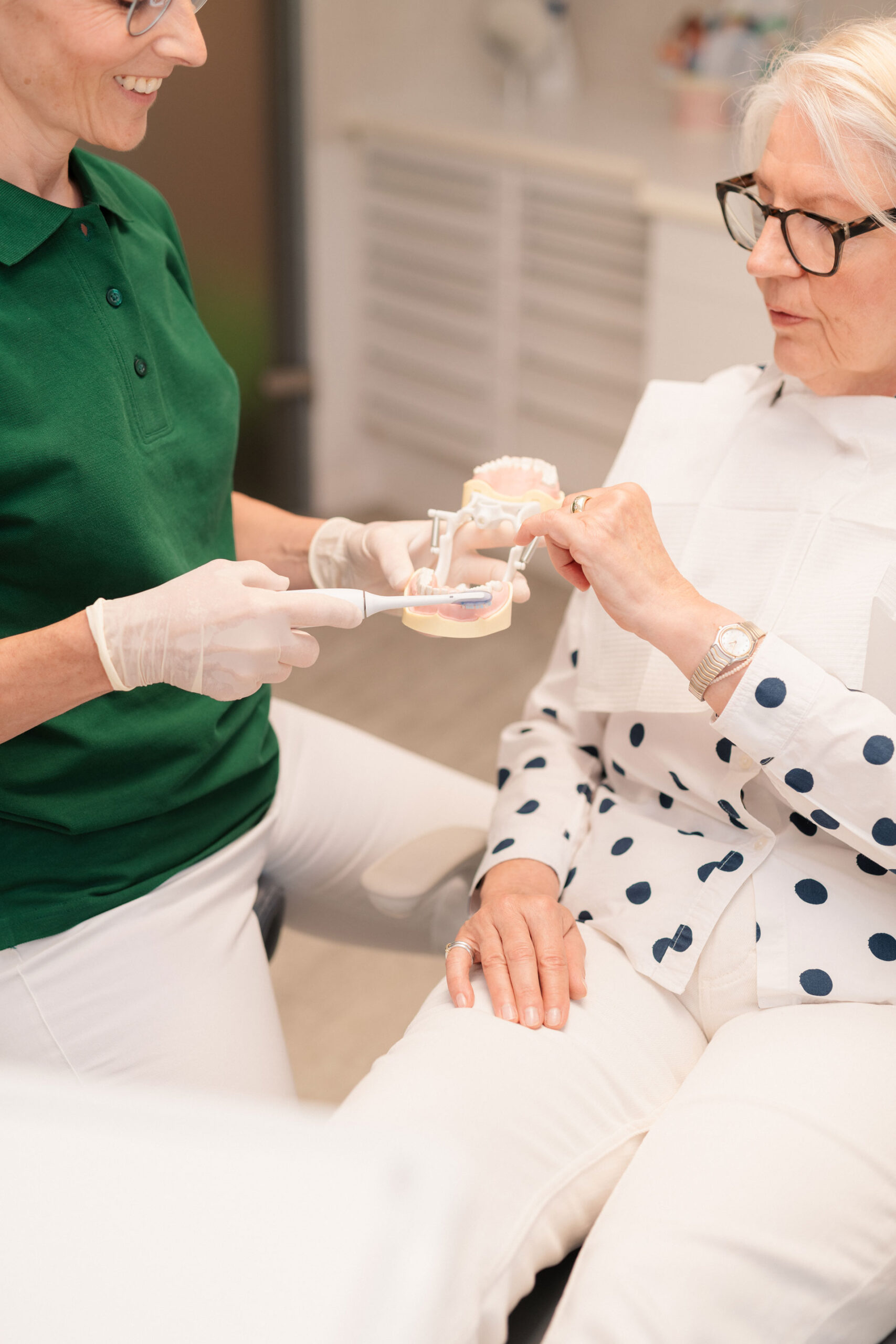 Dentalhygienikerin erklärt professionelle Zahnreinigung