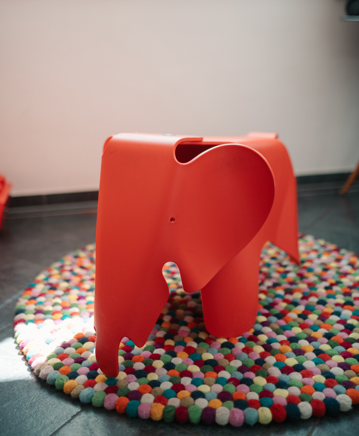 Roter Hocker für Kinder in Aachen