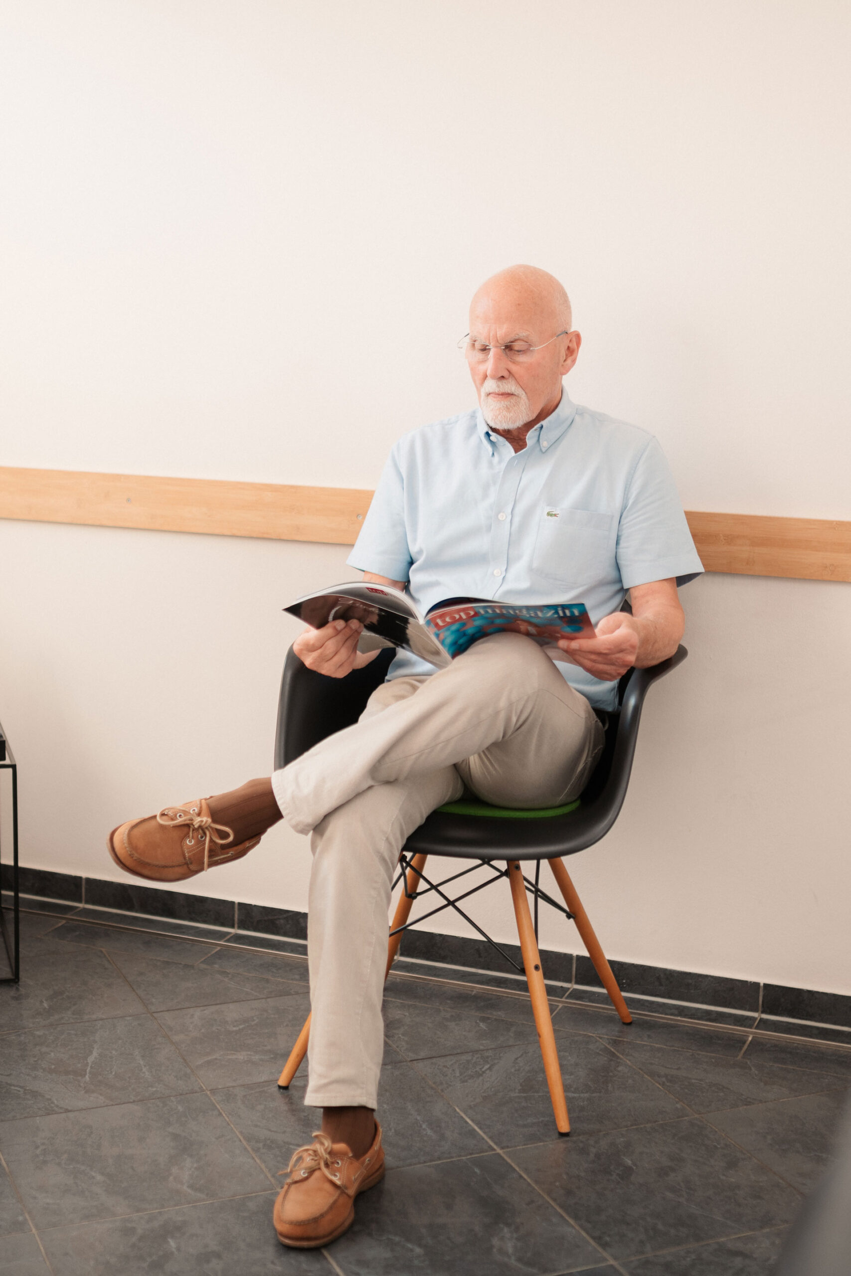 Senior im Wartezimmer