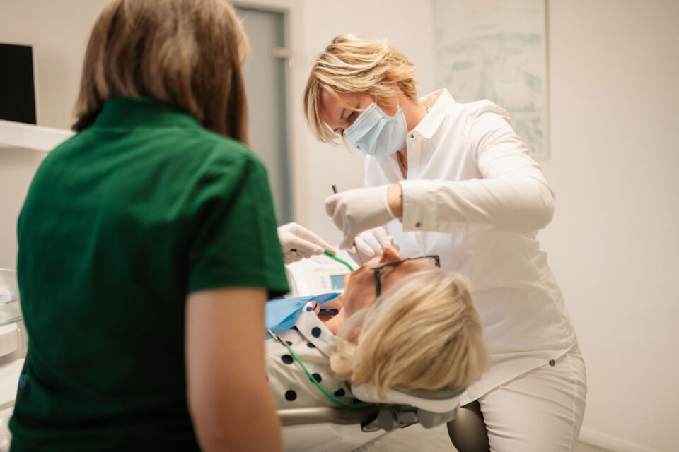 Zahnärztin führt Komplettsanierung bei Patientin durch