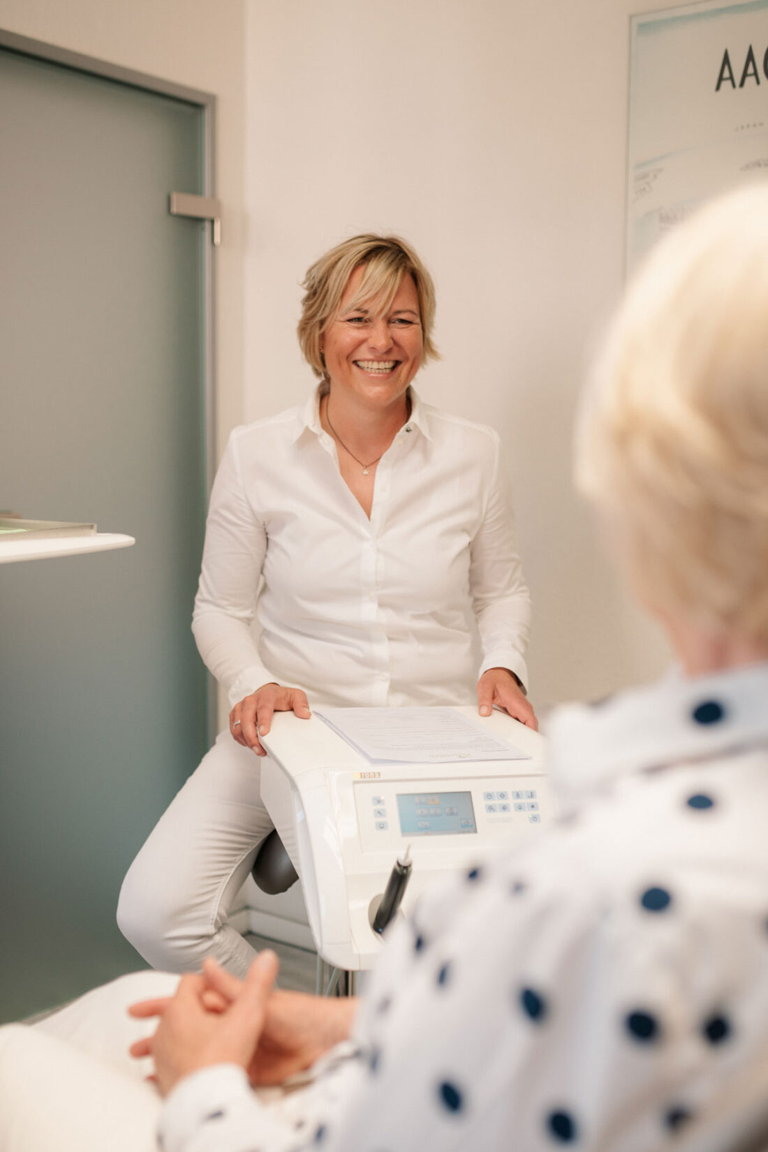 Zahnarzt Aachen berät Patientin in Zahnarztpraxis Zahnleben